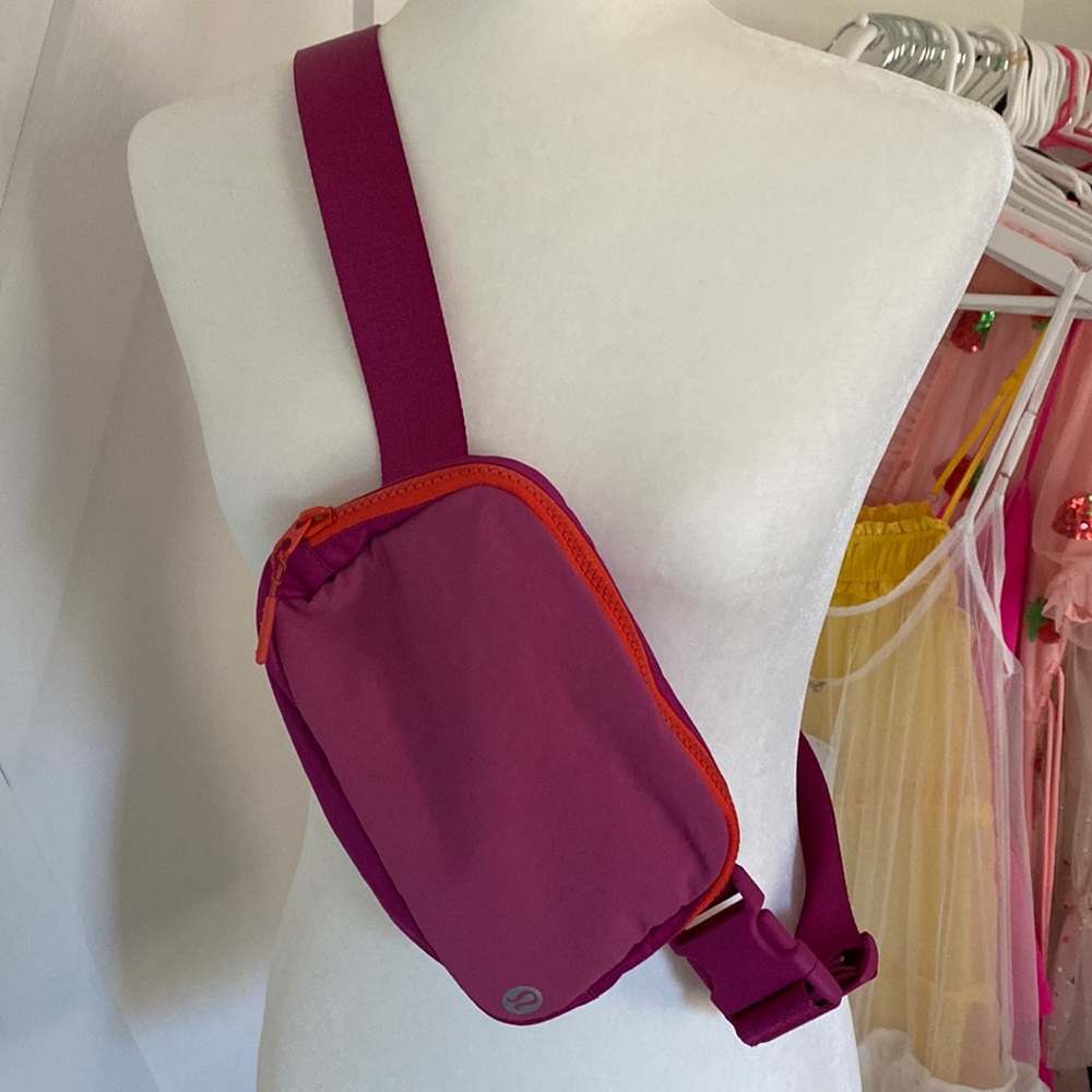 Lululemon Everywhere Belt Bag
Pink Lychee / Ripened Raspberry